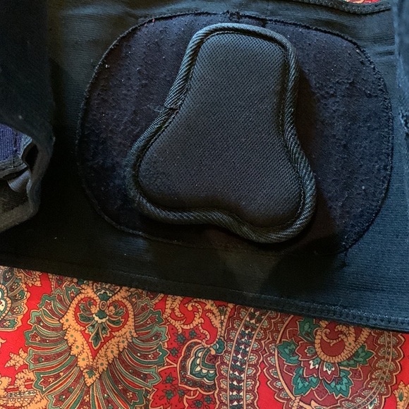 Mueller size L-XL  adjustable back support with two layers of adjustable Velcro. - Picture 3 of 10